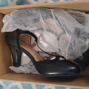 New  8 1/2 black Journee heels